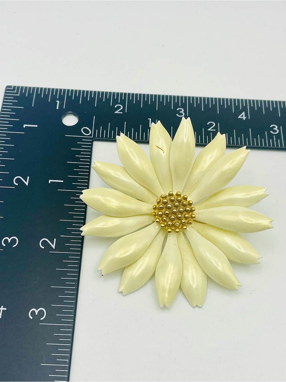 Vintage 1960’s Enamel Cream Daisy Flower Brooch with Gold Tone Center - Picture 4 of 4